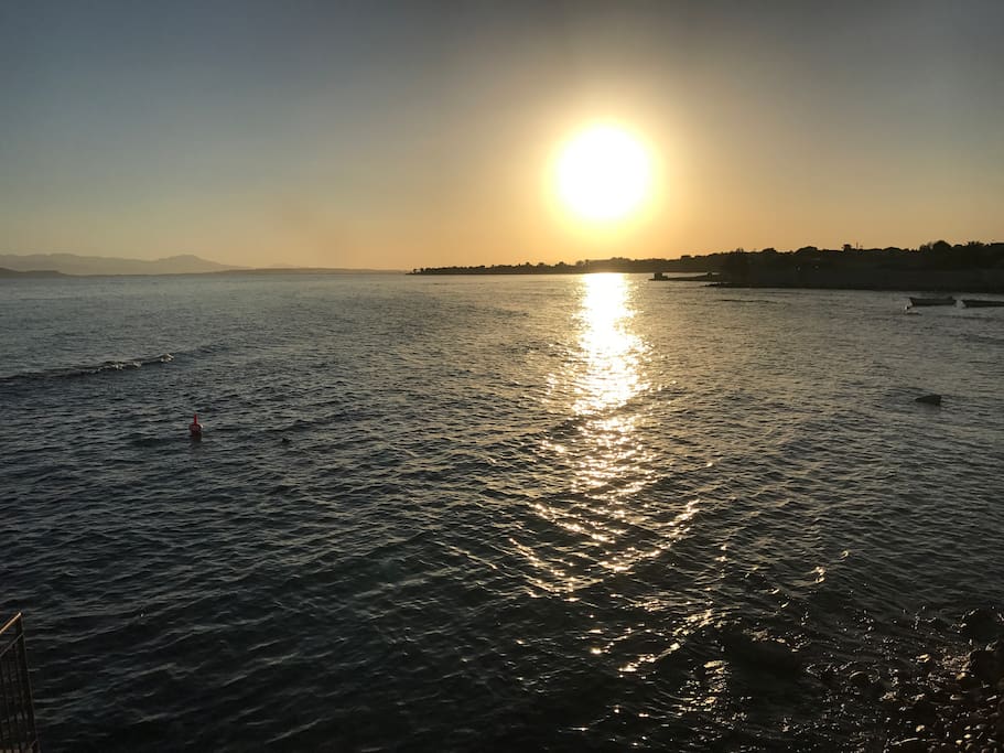 Indimenticabile tramonto nella spiaggia S'Oru e Mari, distante soli 300 metri