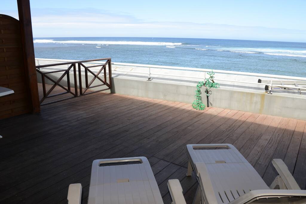 Chaises longues sur la terrasse