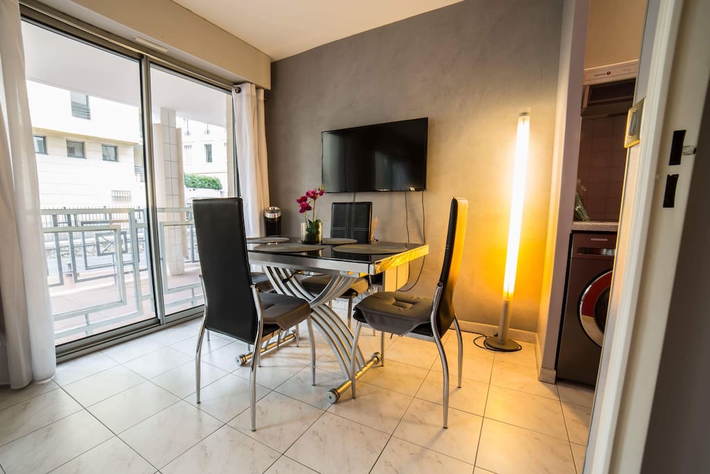 Coin salle à manger avec table et chaises ( 4 personnes )
Television murale ( 100 chaines ) avec wifi
Volets électriques