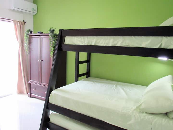 Spavaća soba 2. Soba povezana s balkonom. 