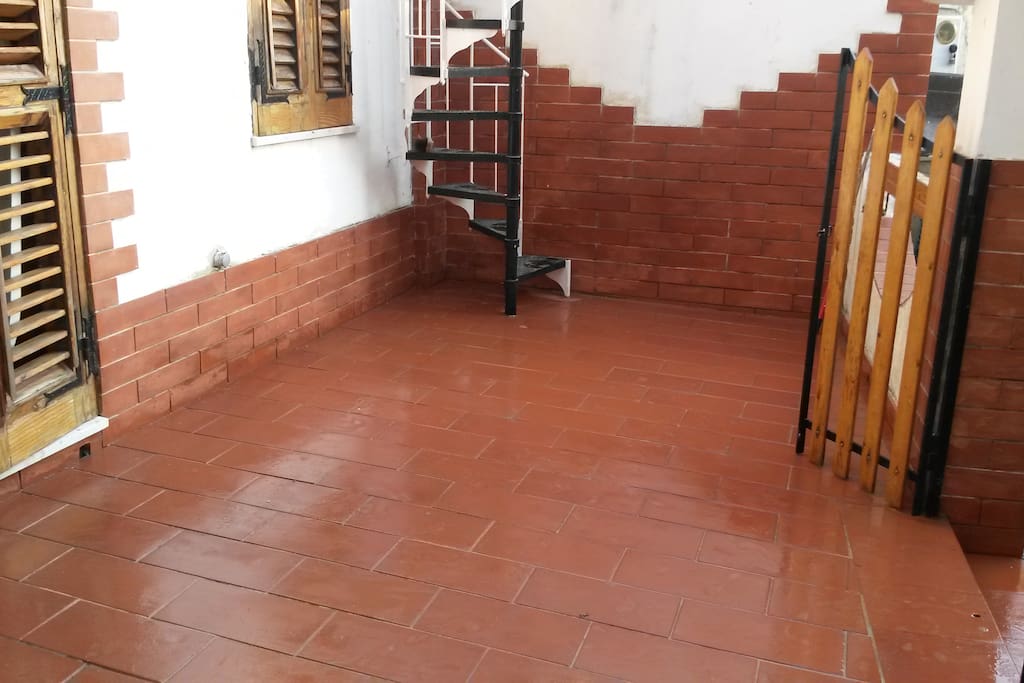 Spazio esterno dotato di tavolo sedie ed ombrellone