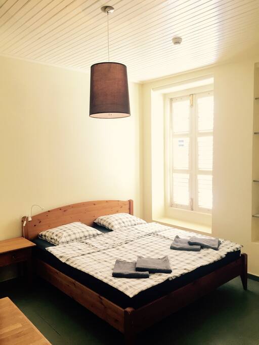 King size bed - Towels included