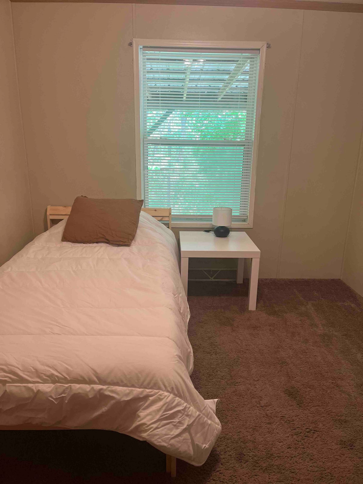 Dormitorio 2. Colchón doble nuevo.  Armario con perchas. 