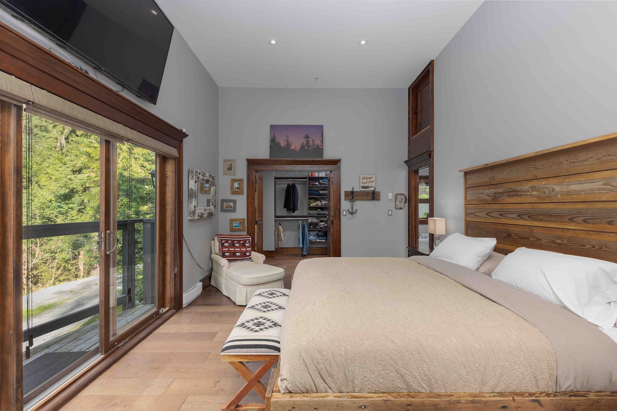 Pohodlná manželská posteľ King na vlastnom ráme a čelnej doske. Komoda na odkladanie a pripojená kúpeľňa. 