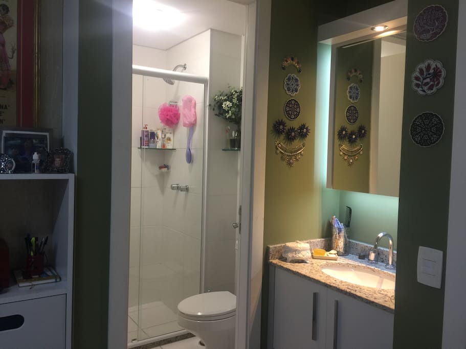 Lavabo e banheiro com boxe