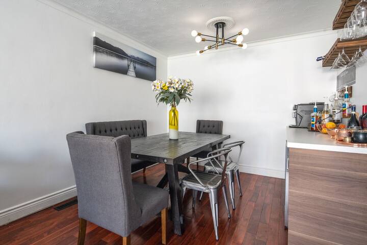 Tasteful decorum 3 bdrm home with coffee &wine bar gallery image 5