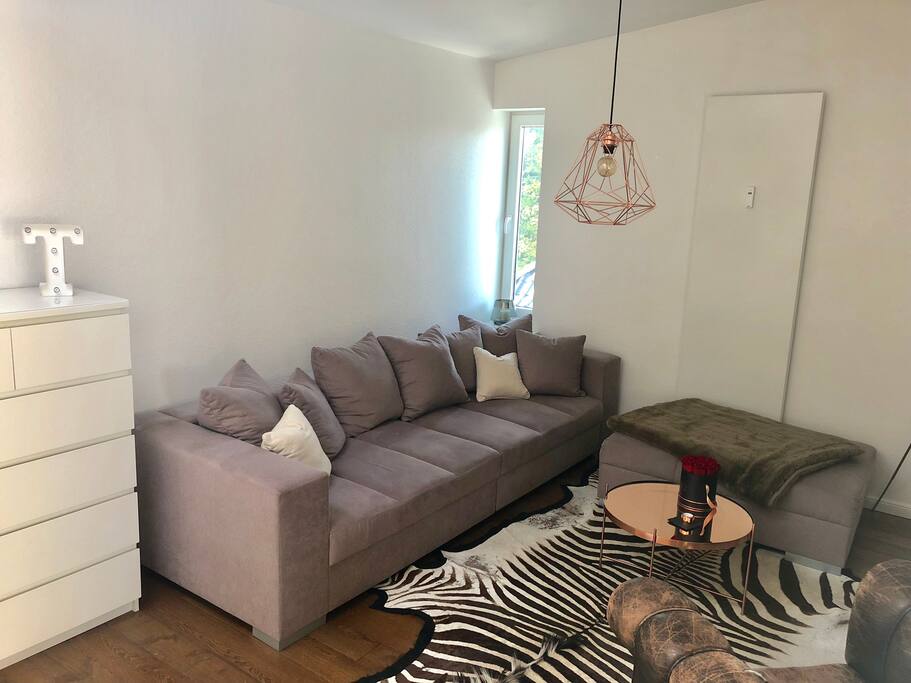 Eine große, gemütliche Couch im Wohnzimmer erwartet euch!
