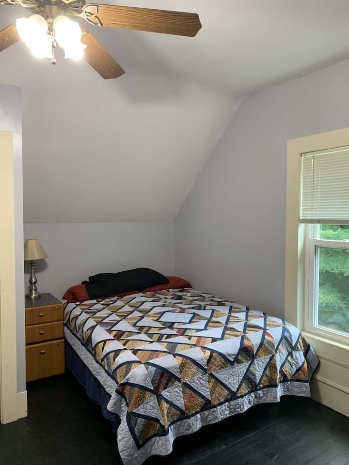 Bedroom 2 (1 queen bed)