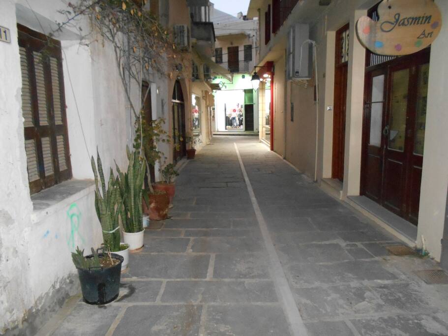 to the main market (30 m) and to the seashore (70 m)