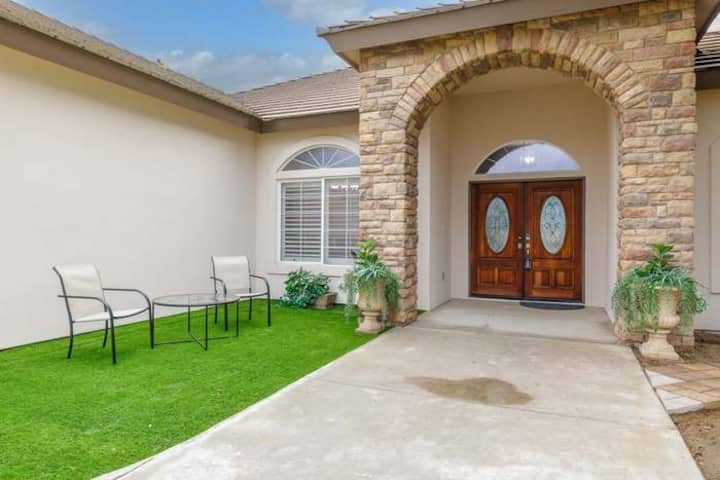 Large Luxury Home W/ Pool And Badminton 4 Bedroom - Bakersfield, CA