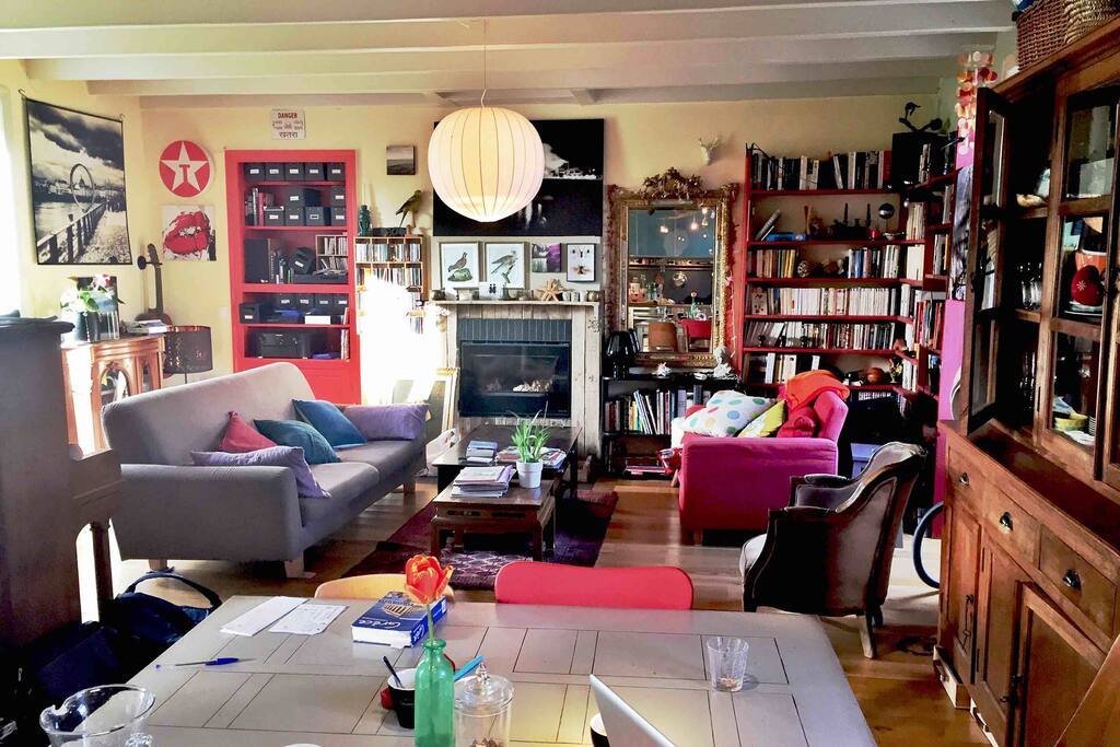 Le salon, qui donne directement sur les 2 côtés de la maison.
