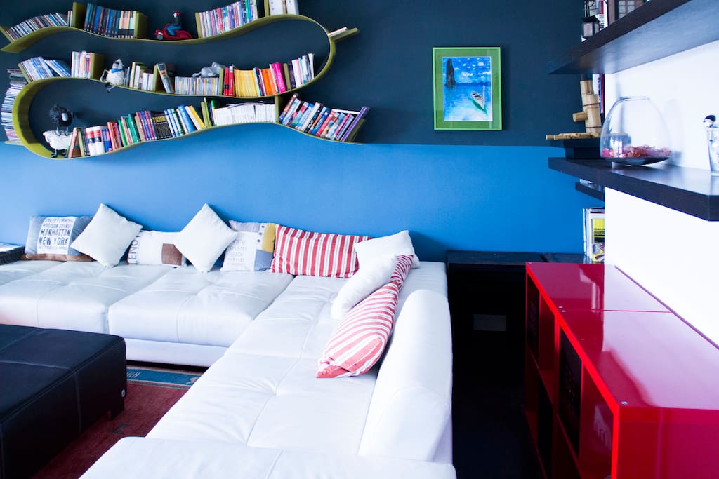 Salón con TV, wifi y libros.