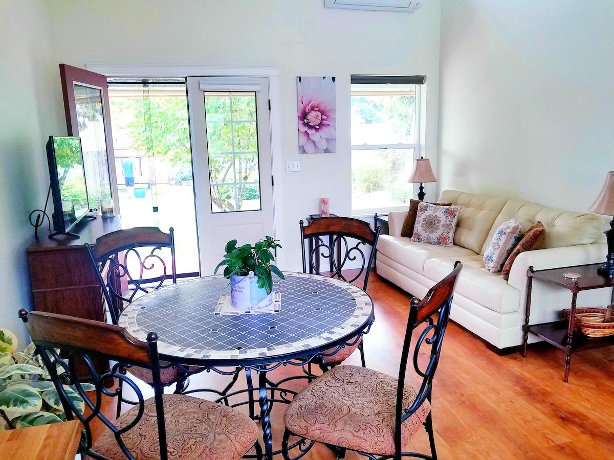 Диванът се дърпа към голямо легло