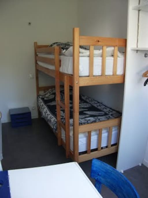 Chambre enfant avec 2 lits superposés, bureau et placard. Cette chambre peut acceuillir un seul lit parapluie supplémentaire (non fourni). 2 couettes de 90x190, housses non fournies.