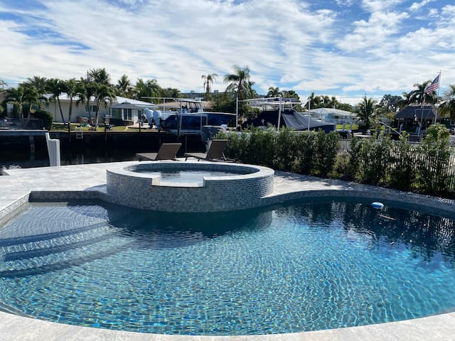 Tropical Escape Entire 3 BD 2.5 BA W/POOL/HOT TUB