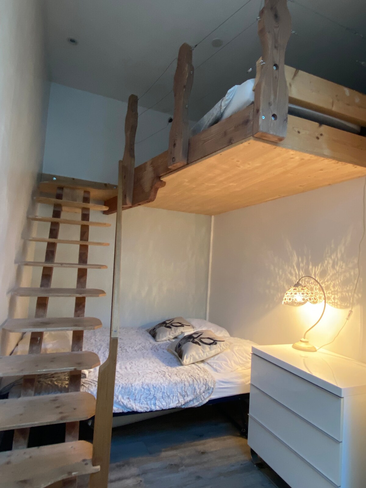 BLUE room 
1 double bed (140 x 190) and 2 single beds