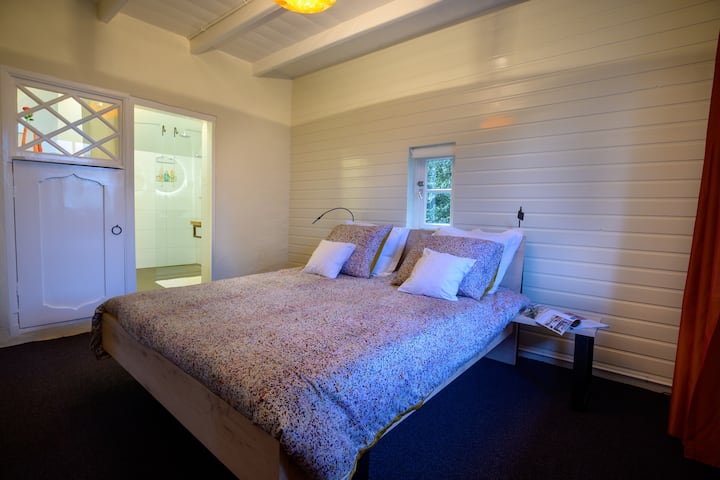 Duerme en una cama extremadamente moderna y cómoda: luces de lectura y dos conexiones USB y un enchufe para la comodidad en línea.