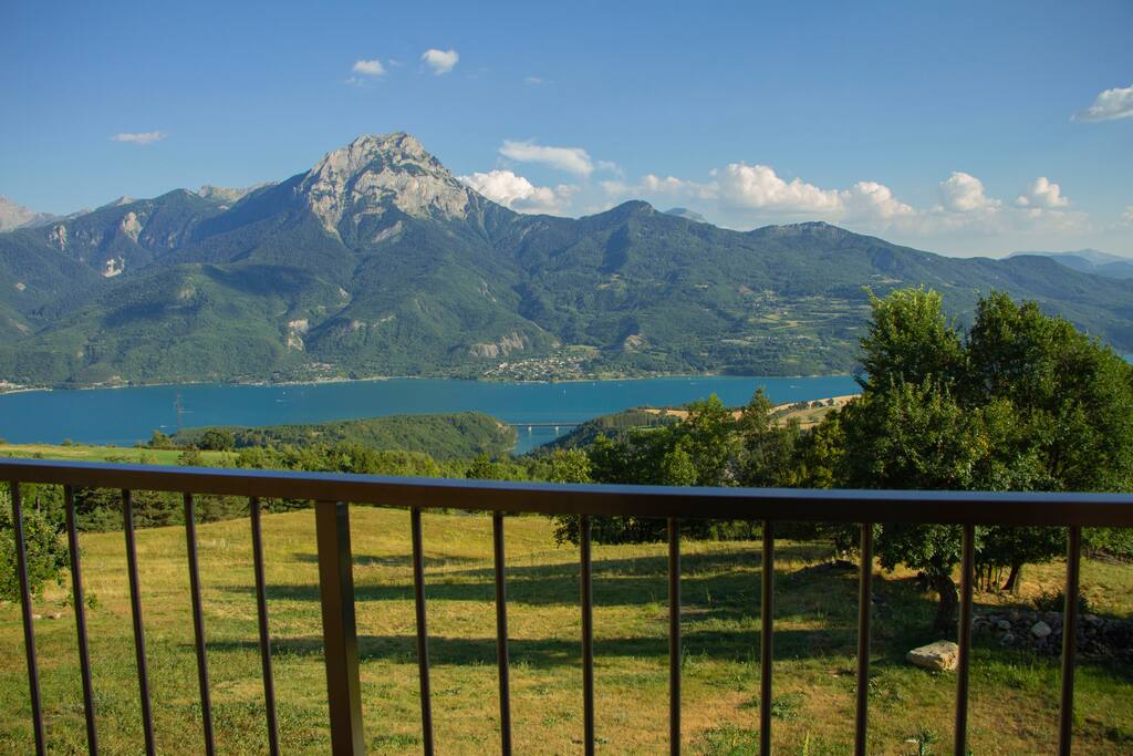 Vue sur le lac depuis le balcon