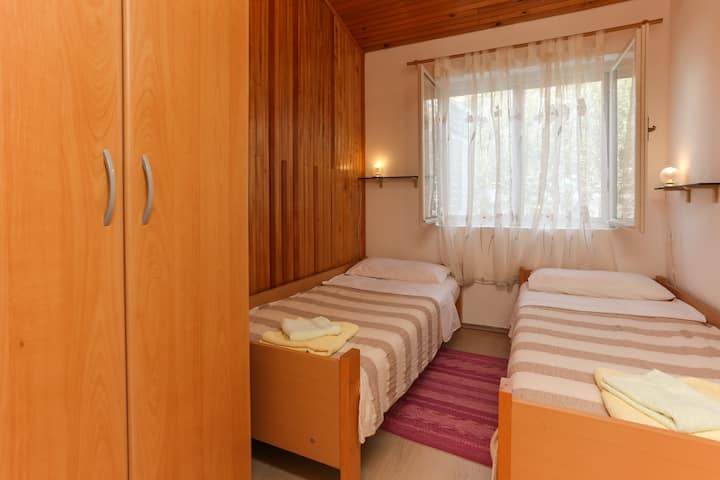 ห้องนอนขนาดเล็กที่มีเตียง 2 เตียง (80x200) สามารถรวมเป็นเตียงใหญ่ได้ ตู้เสื้อผ้า