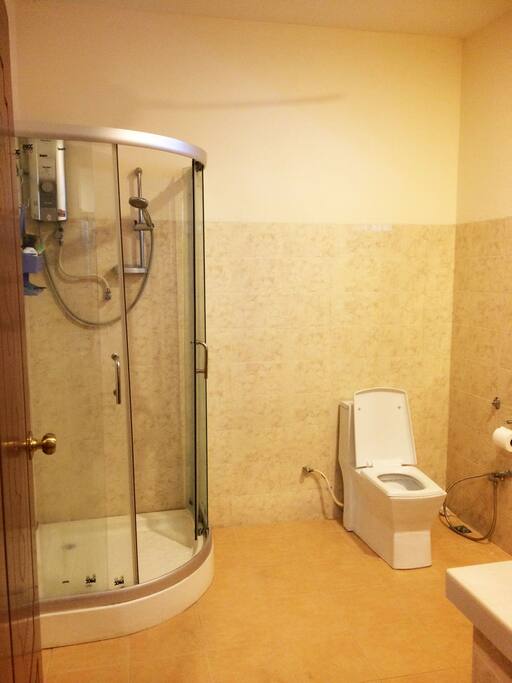 Master Bedroom's Ensuite Bathroom: High pressure hot shower