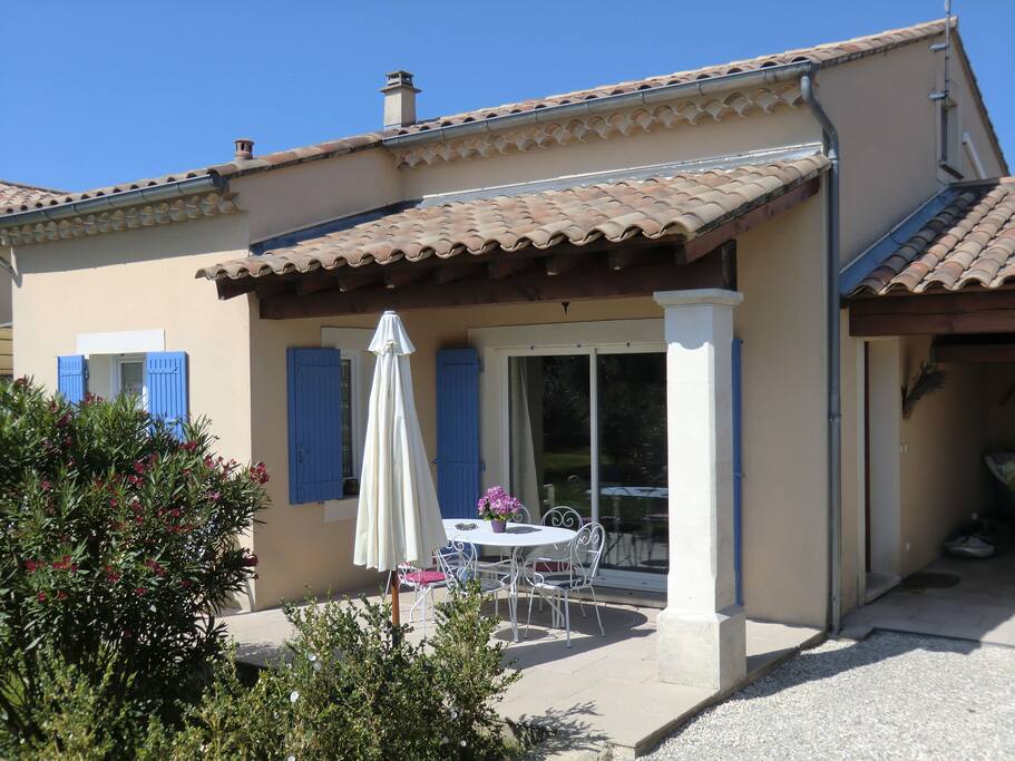 Vue sur le gite et sur la terrasse couverte et ensoleillée