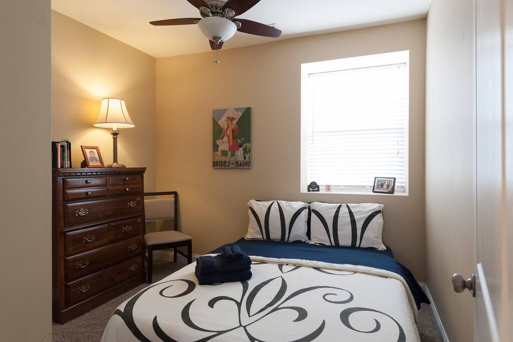 2nd bedroom with queen size bed