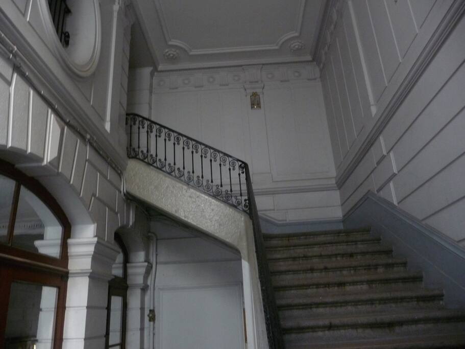 Appartement dans le centre avec deux portes d'entrée avec code.