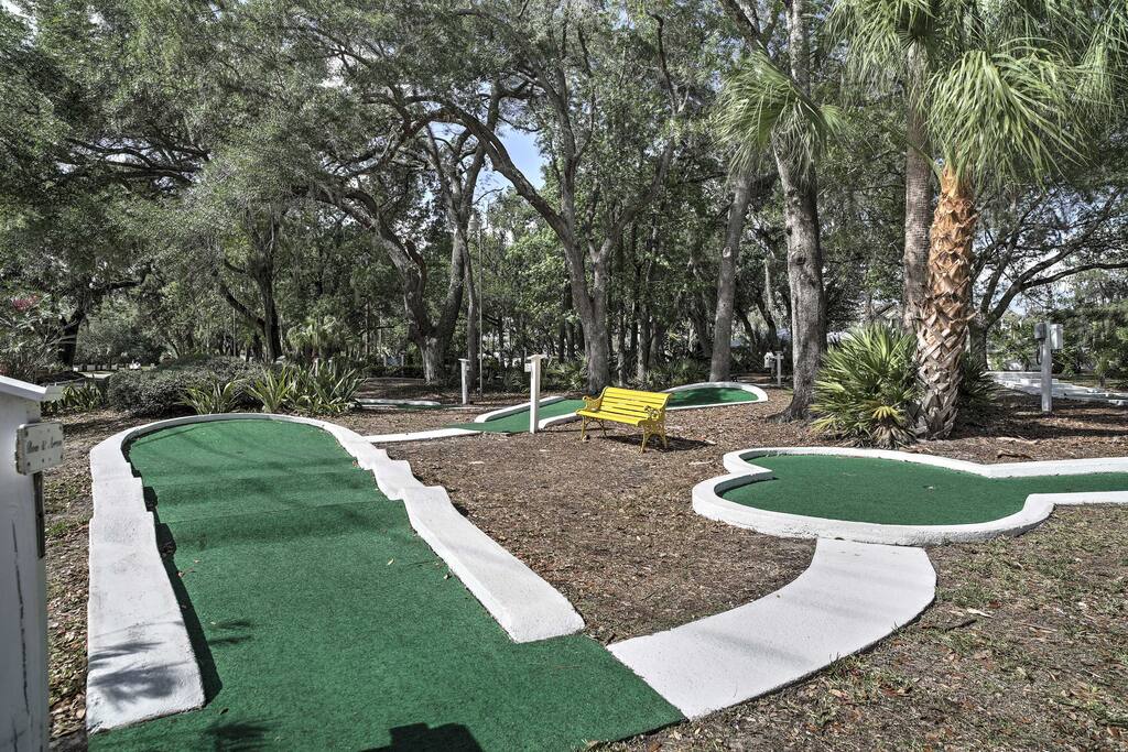 Located within the Sherwood Forest complex, guests have access to a variety of amenities include a mini-golf course, basketball & tennis courts, shuffleboard, and more.