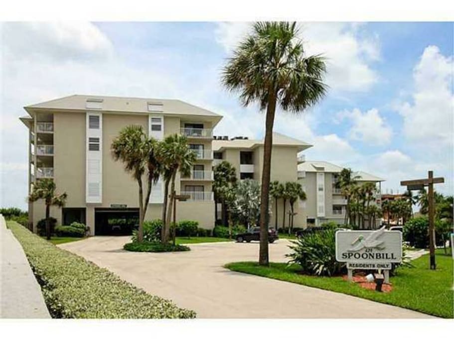 Oceanfront Spoonbill Resort Condo in IRP Apartments for Rent in