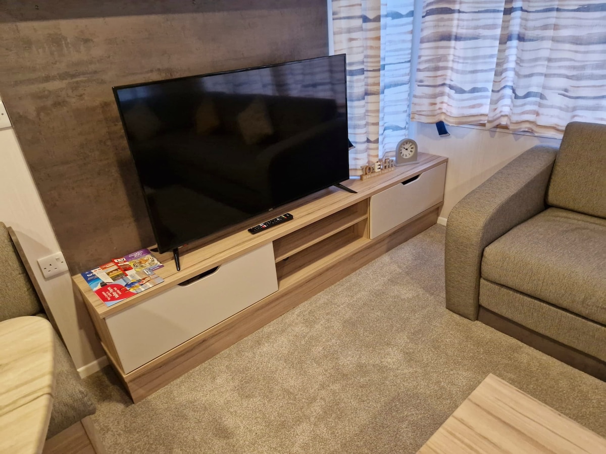 Successful Airbnb property: Modern Family Caravan with WiFi at Valley Farm in Little Clacton