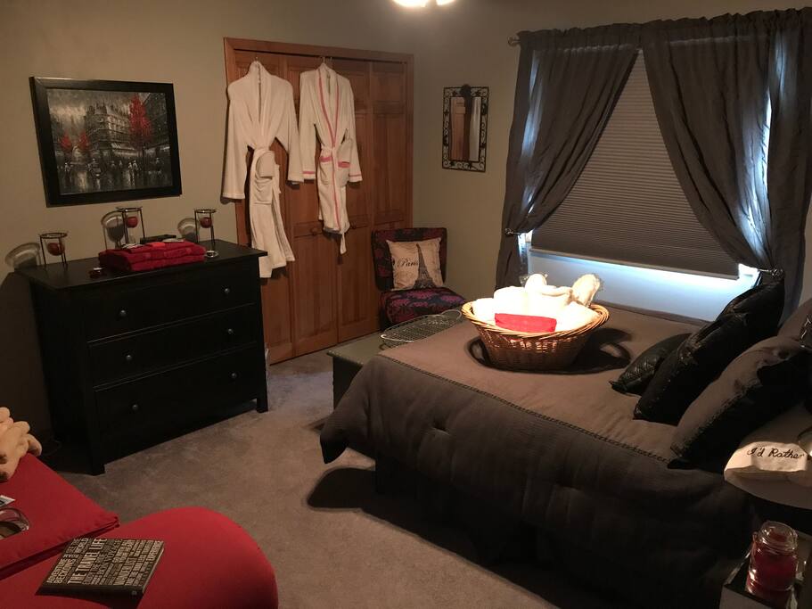 The "Paris" room, guest bedroom #1 sleeps 2
With an additional sofa for resting or sitting