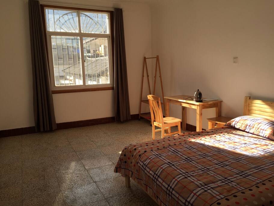 A big sunny room 洒满阳光的宽敞房间