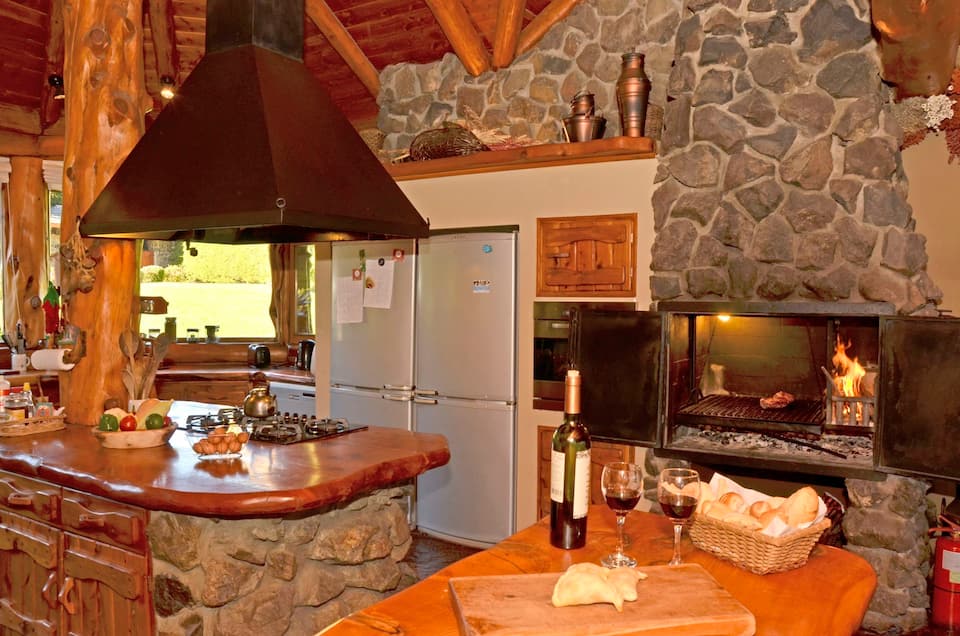 A log lodge on the shore of Lake Nahuel Huapi, San Carlos de Bariloche, Río Negro, Argentina, photo 8 of 10