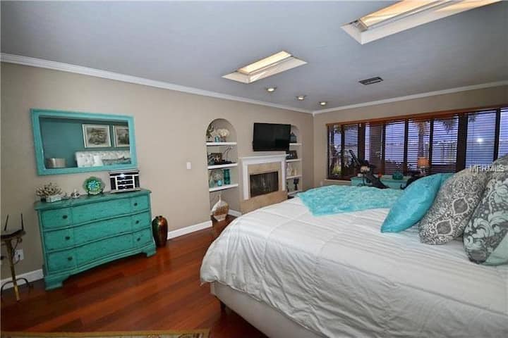 Ლუქს-კლასის მთავარი საძინებელი დიდი ზომის საწოლითა და ბუხრით
