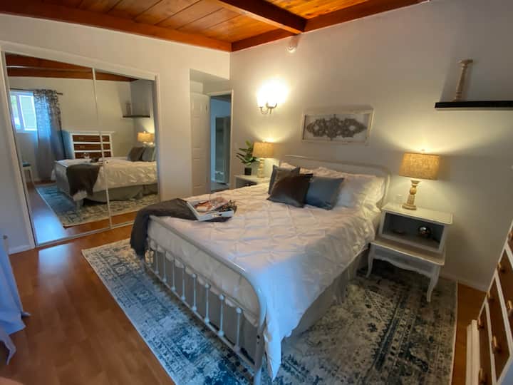 ห้องนอนใหญ่ที่อบอุ่น