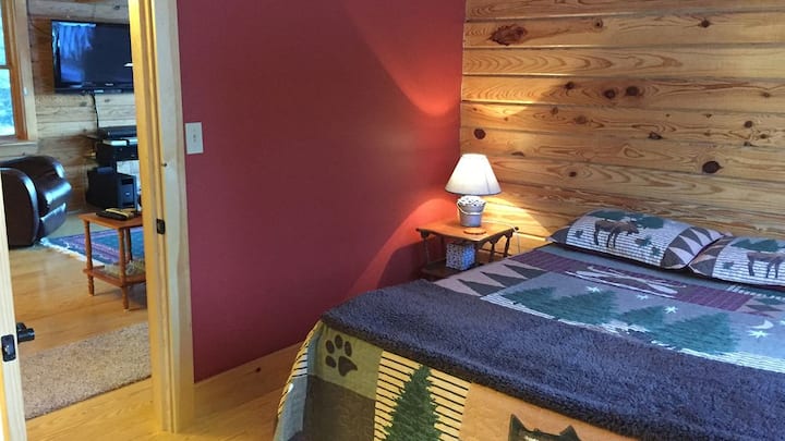 楼下卧室配备标准双人床。 所有卧室均配有空调。