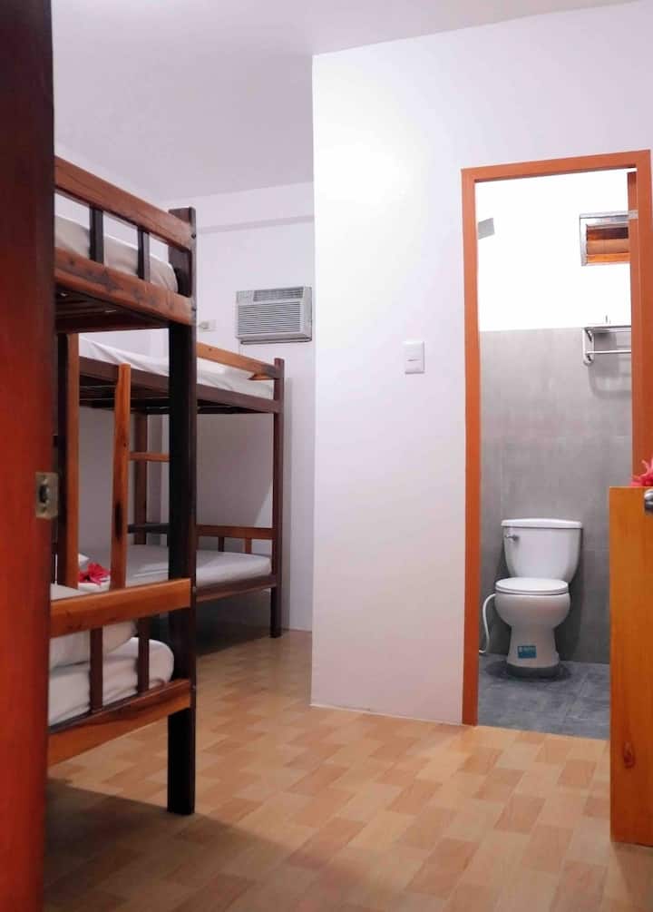 Спалня номер 4, климатизирана стая, 2 двуетажни легла със самостоятелна баня. 