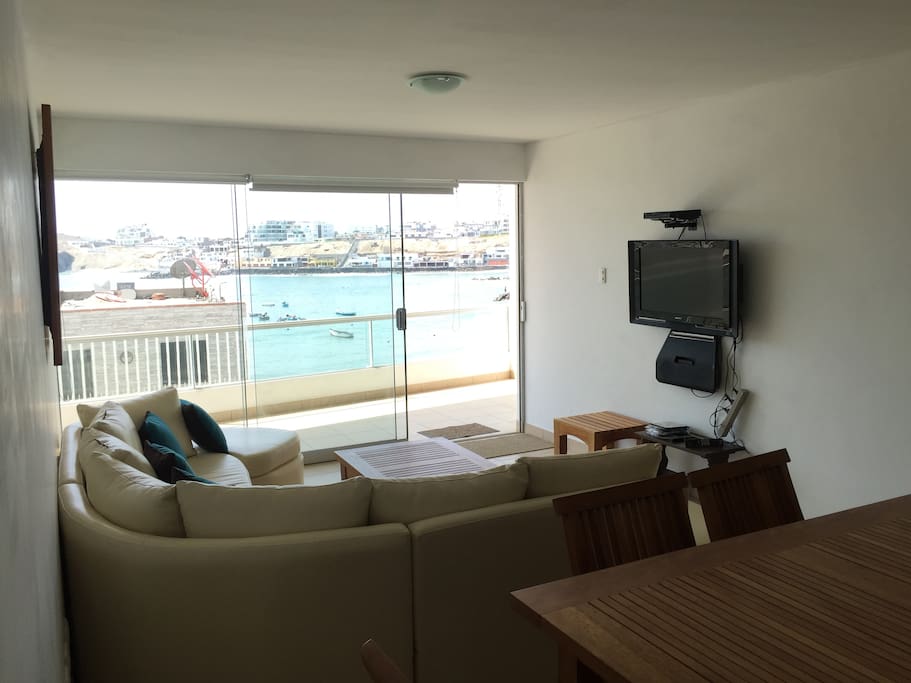 Estamos al lado de la playa, no encontrarás ninguno más cerca del mar... ojo, esa TV no tiene cable, ni internet, solo es para ver peliculas por el reproductor de DVD