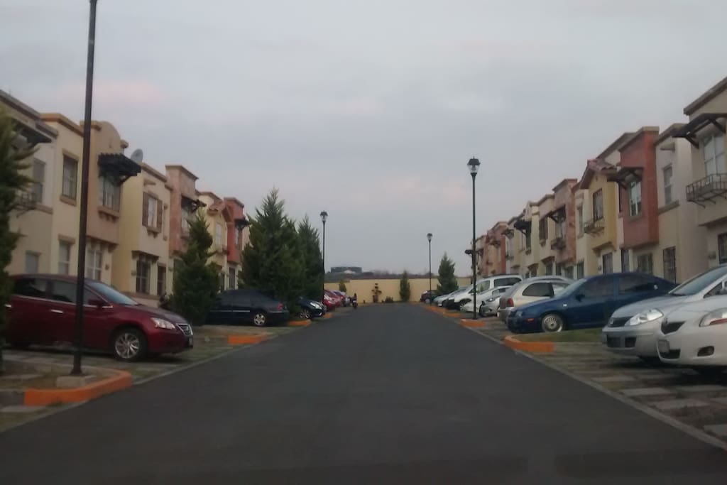 Privada muy tranquila y con buenos vecinos, con cajones de estacionamiento para visitantes en la parte de afuera.