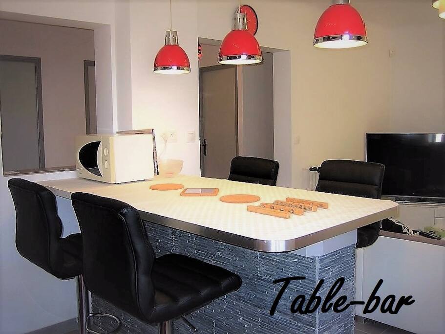 Table-bar pratique pour prendre les repas ou l'apéro.