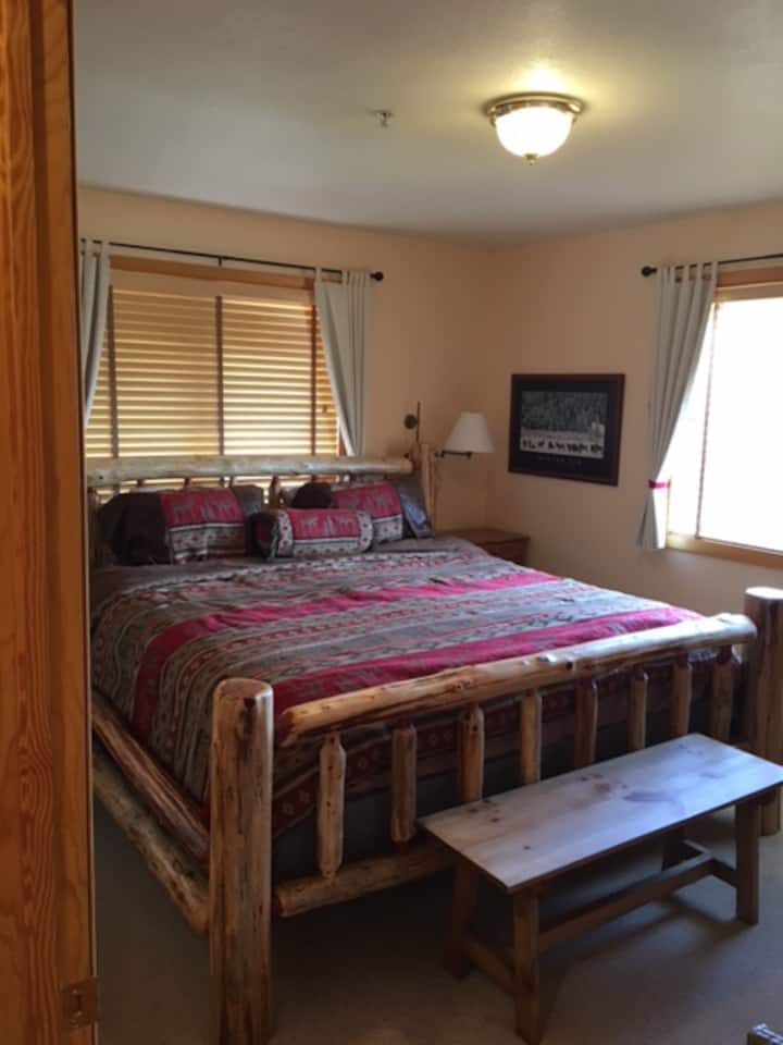Dhomë gjumi kryesore me dyshek të ri të fortë King dhe kornizë druri të ndërtuar me porosi të bërë nga Amishët.  Dollap, komodinë dhe dy komodina gjithashtu në dhomë