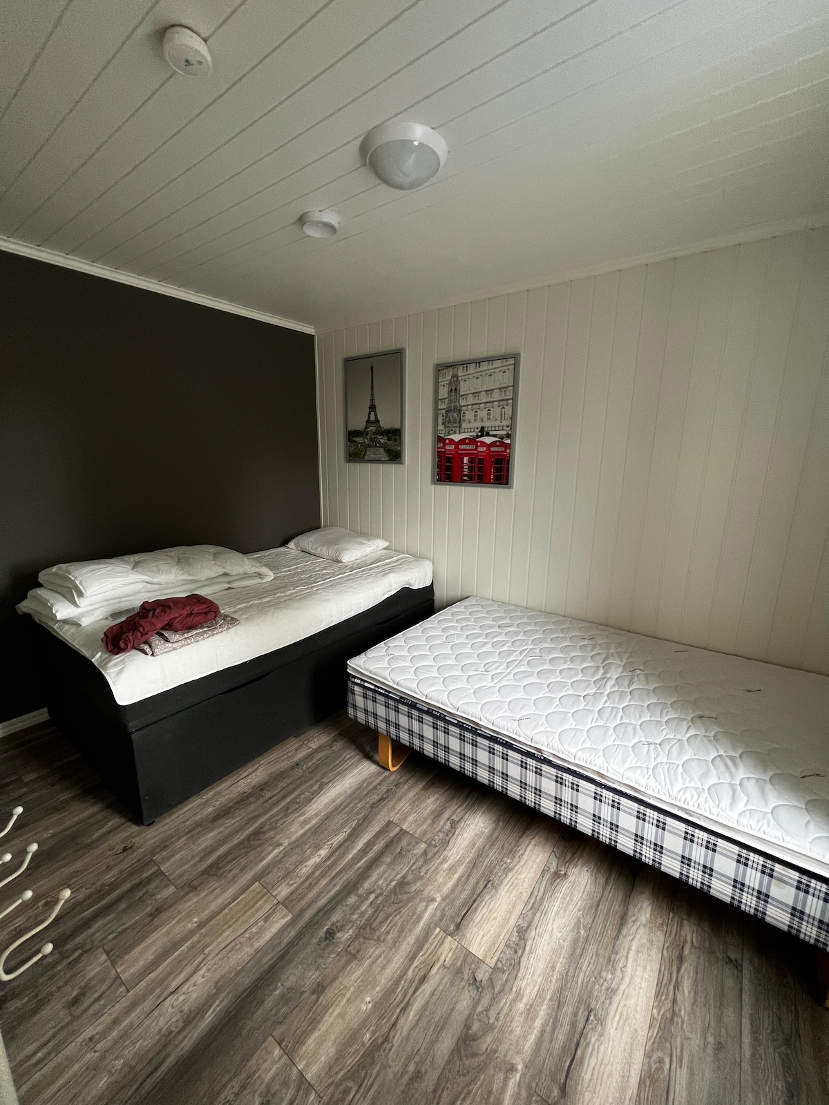 Área para dormir con 2 camas de 120 cm