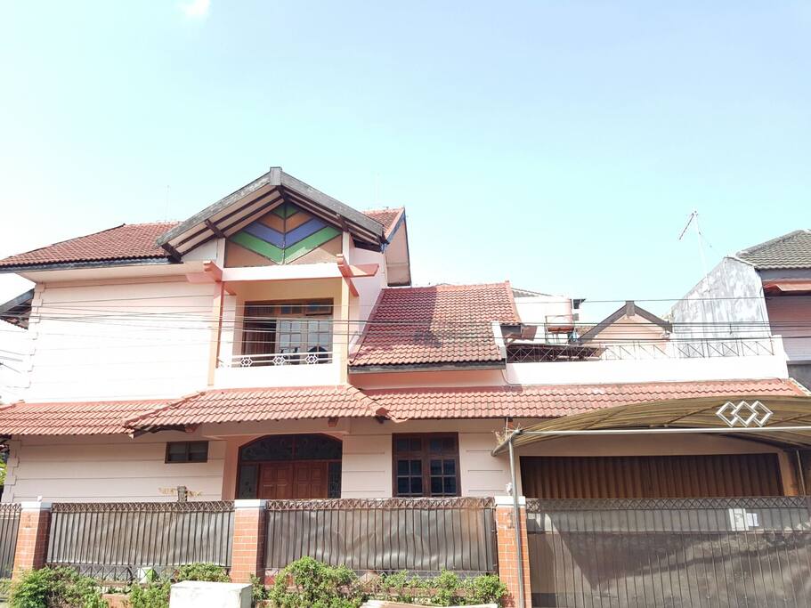 Rumah tampak depan / A spacious home