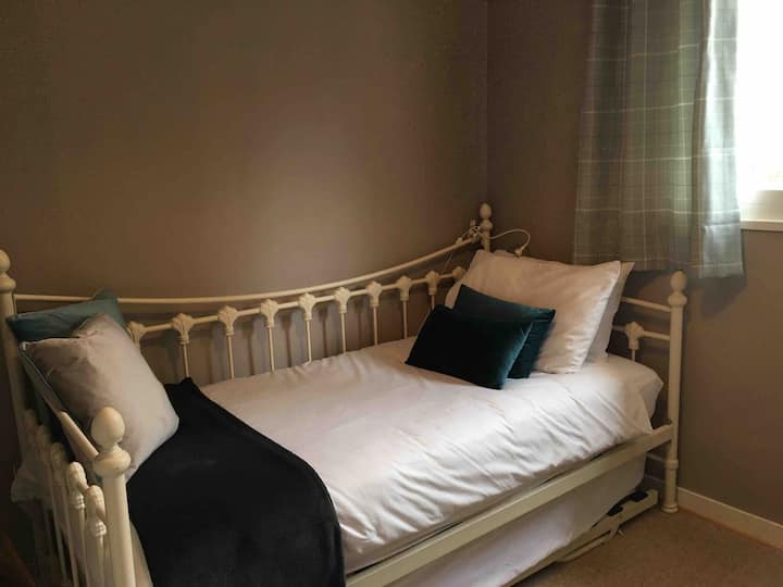 Დღის საწოლი ოთახი მეორე საწოლით 