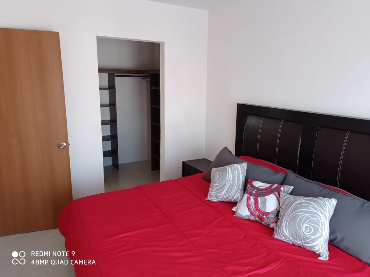 Hlavná spálňa s plne vybavenou kúpeľňou