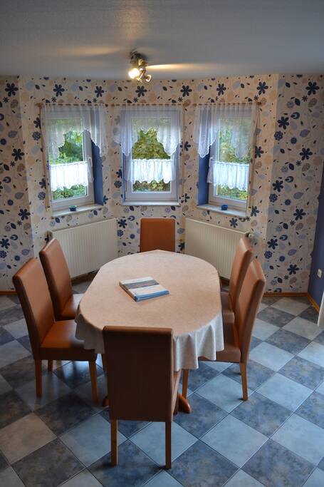 Esszimmer mit Tisch für bis zu 8 Pers.