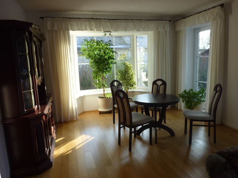 Wohnzimmer mit Sitzgelegenheiten