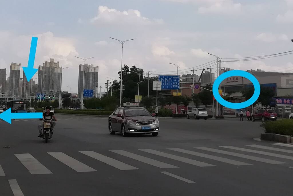 对面就是西客站,从天桥下来走过来就到了