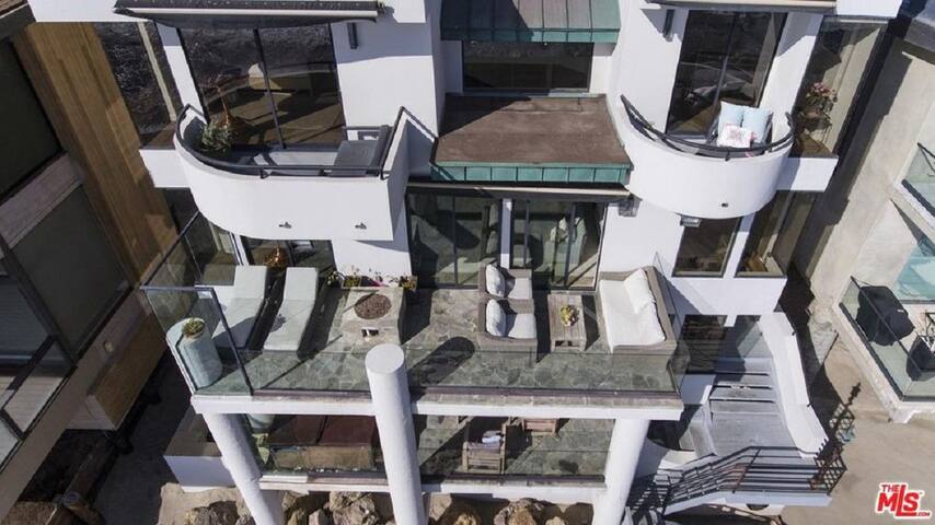 20%Off Ultra Luxurious Malibu Beachfront Penthouse gallery image 4