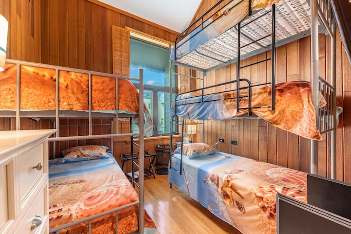 Bunk-beds bedroom including Xbox & PlayStation gaming consoles